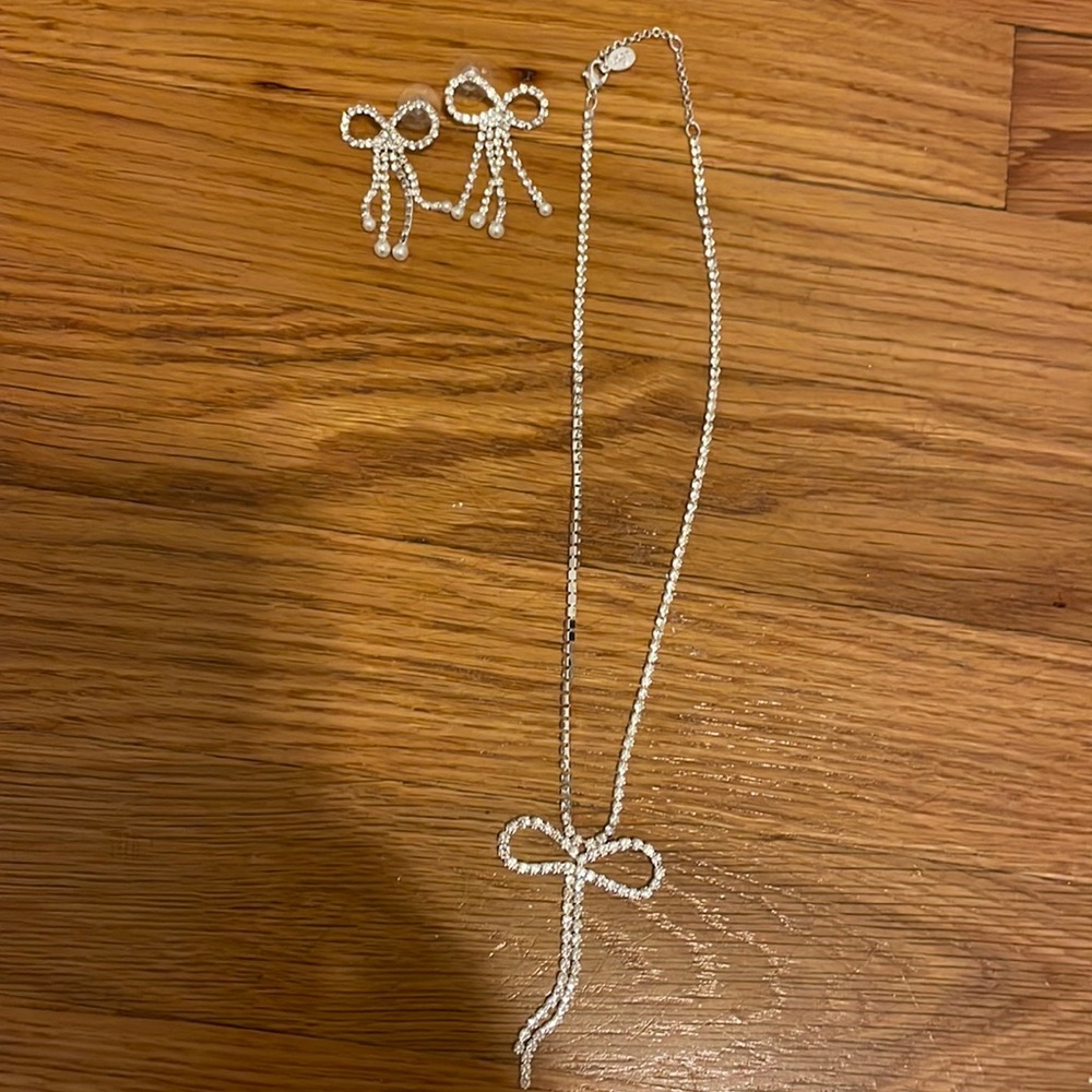 New holiday earrings& necklace